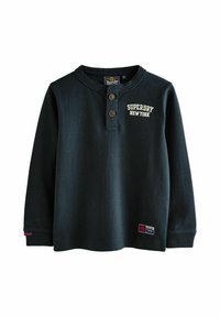 Tume roheline pika varrukaga henley särk puuvillast, millel on kolmesuunaline nööbiplokk, valge "Superdry New York" tikand ja logotempel.