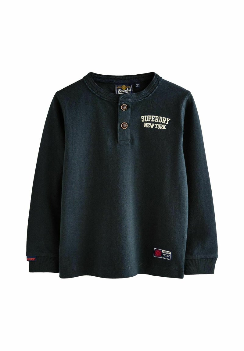 Tume roheline pika varrukaga henley särk puuvillast, millel on kolmesuunaline nööbiplokk, valge "Superdry New York" tikand ja logotempel.