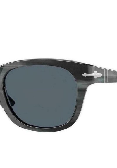 Solbriller med gråtonede linser, sort gennemsigtig ramme og en distinkt sølvpil accent på siden. Har en moderne, vinkelret form.