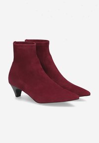 Burgunderfarbene Wildleder-Ankle Boots mit spitzer Zehe, elastischen Seitenpaneelen und niedrigem Kegelabsatz, die eine glatte Textur aufweisen.