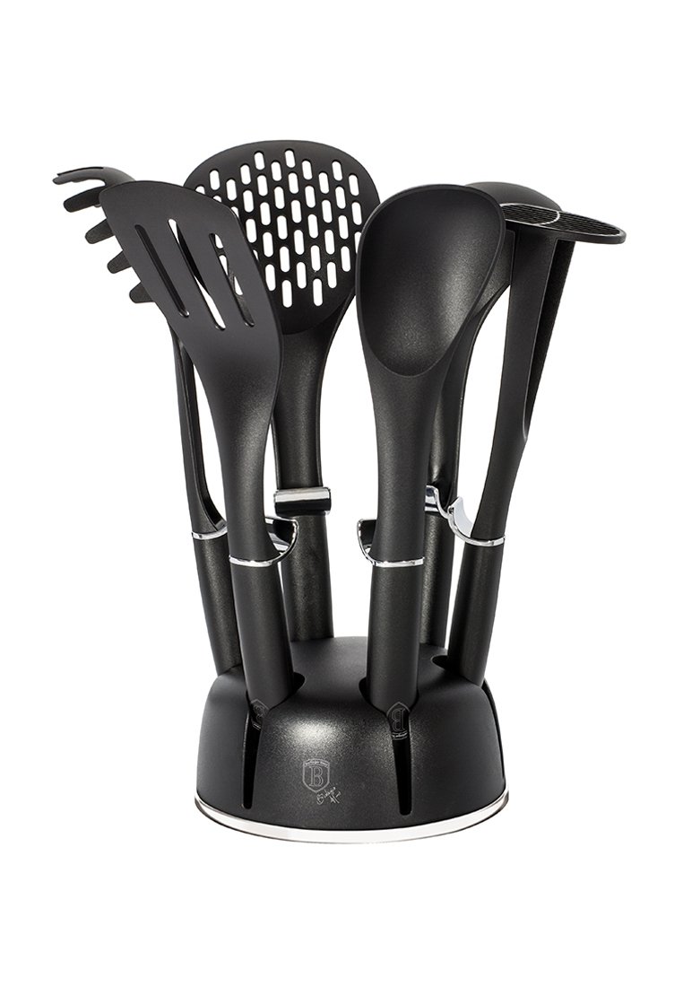 Czarny zestaw przyborów kuchennych w eleganckim stojaku. Zawiera łopatkę z otworami, chochlę, łyżkę do serwowania i inne, wszystkie o gładkich, nieprzywierających powierzchniach.