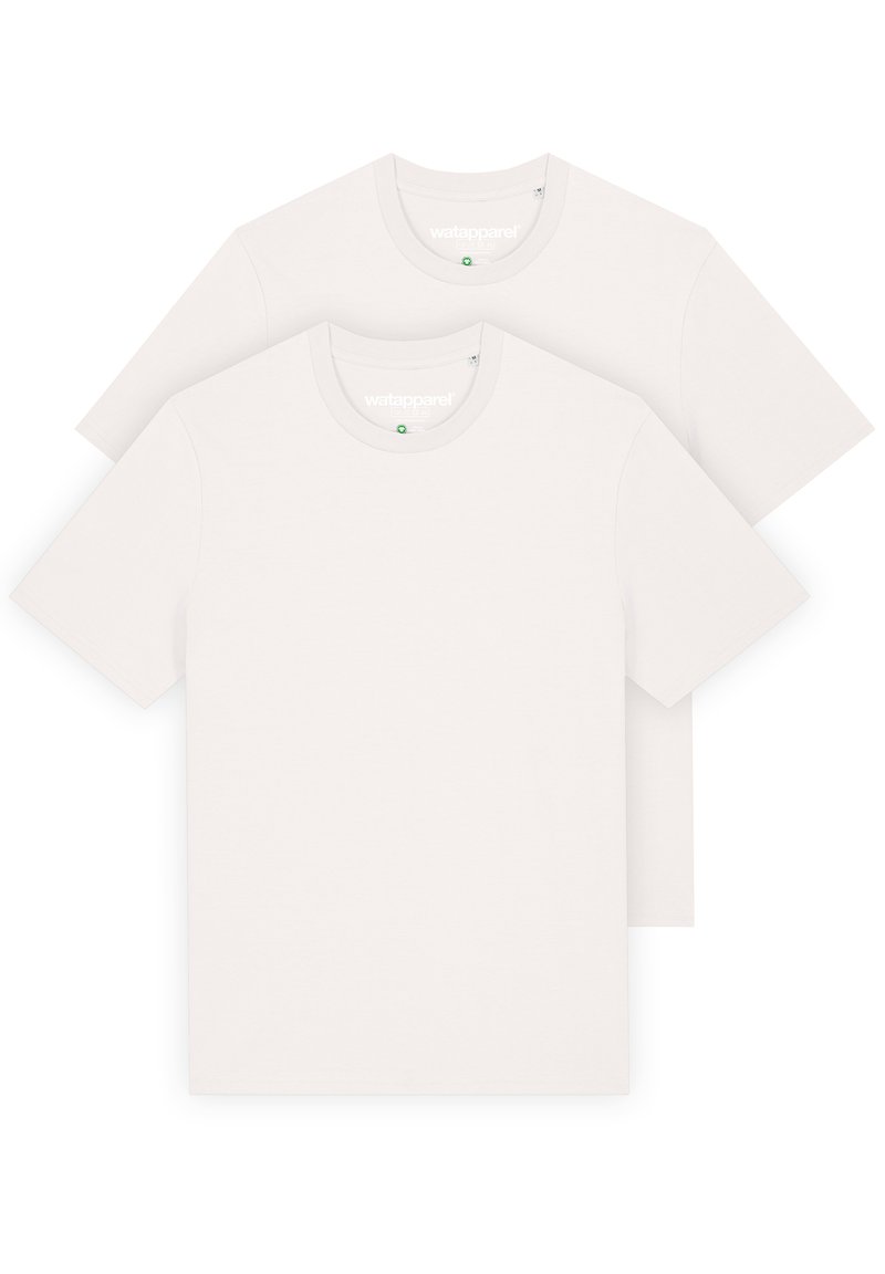 Witte katoenen t-shirts, ronde hals, korte mouwen, een gladde textuur. Twee stuks opgestapeld met minimale branding op de halslijn.