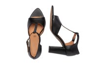 Sandalias de tacón alto de cuero negro con punta afilada, lados abiertos y correa de tobillo con hebilla. Plantilla texturizada y diseño de tacón cuadrado.