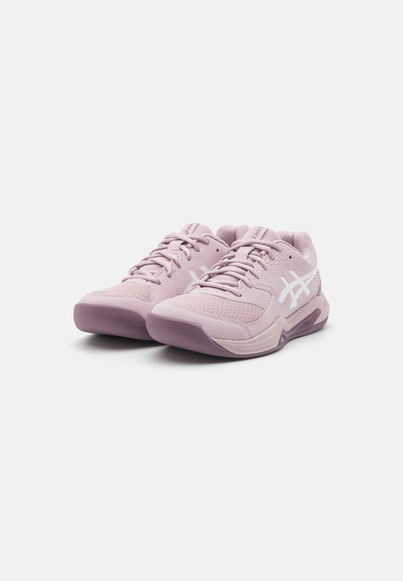 Helle rosa Sportschuhe mit einem Mesh-Obermaterial, strukturierten Details, weißen Logoakzenten und einer lila Sohle. Mit Schnürsenkeln und gepolstertem Kragen.