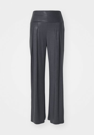 Norma Kamali YOKE WAISTBAND STRAIGHT LEG PLEATED TROUSER - Pantalon classique - charcoal