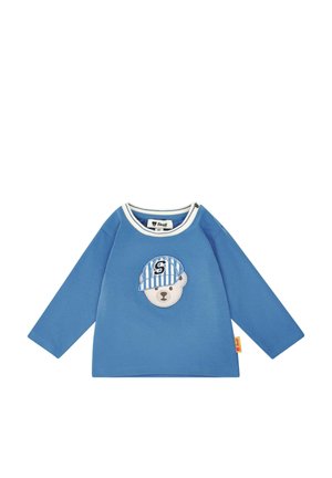 Blaues langärmeliges Hemd mit einem Bären-Applikation, der eine gestreifte Mütze trägt, und bestickten Details. Kragen und Saum mit kontrastierenden Akzenten. Weiches Material.