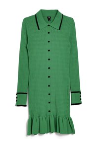 Robe en tricot vert avec un motif texturé, col noir et accents, manches longues avec détails en boutons, et un ourlet volé.