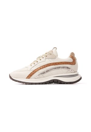 Beige sneaker met bruine en lichtgrijze decoratieve strepen, beige veters, gevoerde kraag, treklus bij de hiel en dikke zwart-witte zool.