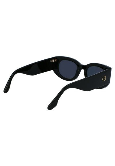 Occhiali da sole neri a forma di occhio di gatto con lenti scure, montatura in plastica lucida e aste piatte con un dettagli in oro logo sul lato.
