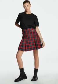 Next KILT - Pliceret nederdel /Nederdele med folder - red