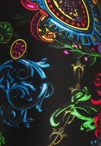 Černá látka s živými, vířícími vzory v modré, žluté, růžové, zelené a červené barvě, s květinovými a abstraktními motivy po celém povrchu.