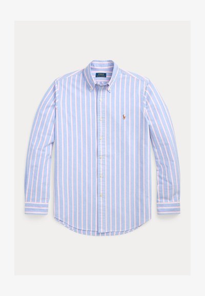 Herreskjorte med lange ermer, knappelukking, og blå, hvite og rosa vertikale striper, med en liten brodert logo av en polospiller på brystet.