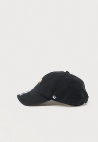 Zwarte honkbalpet met gebogen klep, klein wit "47" logo aan de zijkant en gouden borduurwerk op de voorkant, liggend op een witte ondergrond.