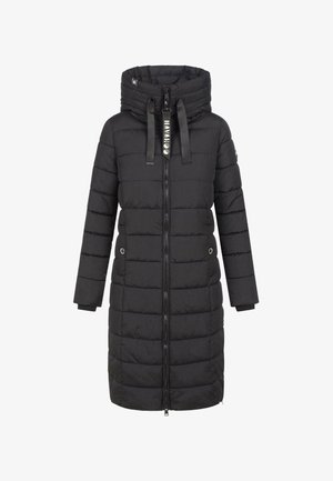 Abrigo acolchado negro con cuello alto, cremallera frontal y capucha con cordón ajustable. Cuenta con bolsillos laterales y mangas largas con puños elásticos.