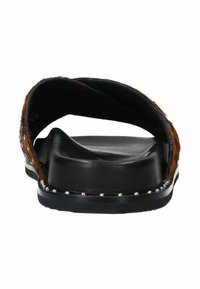 Zwarte schuifsandalen met een bovenkant van getextureerd bruin bont, platte zool en metalen studs langs de rand. Open achterkant ontwerp.