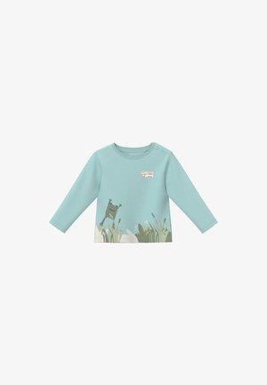 Jasnoniebieska koszulka z długim rękawem dla malucha z nadrukiem trawy i żabki na dolnym brzegu oraz naszywką z napisem "nie martw się, bądź szczęśliwy" na piersi.