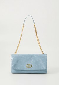 Mala de couro azul claro com padrão acolchoado, alça de corrente dourada e detalhe com logótipo. Apresenta uma forma retangular com fecho de aba.