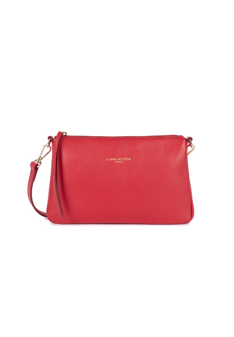 Borsa crossbody in pelle rossa con texture liscia, chiusura con zip e dettagli in hardware dorato. Dotata di tracolla staccabile e logo impresso.