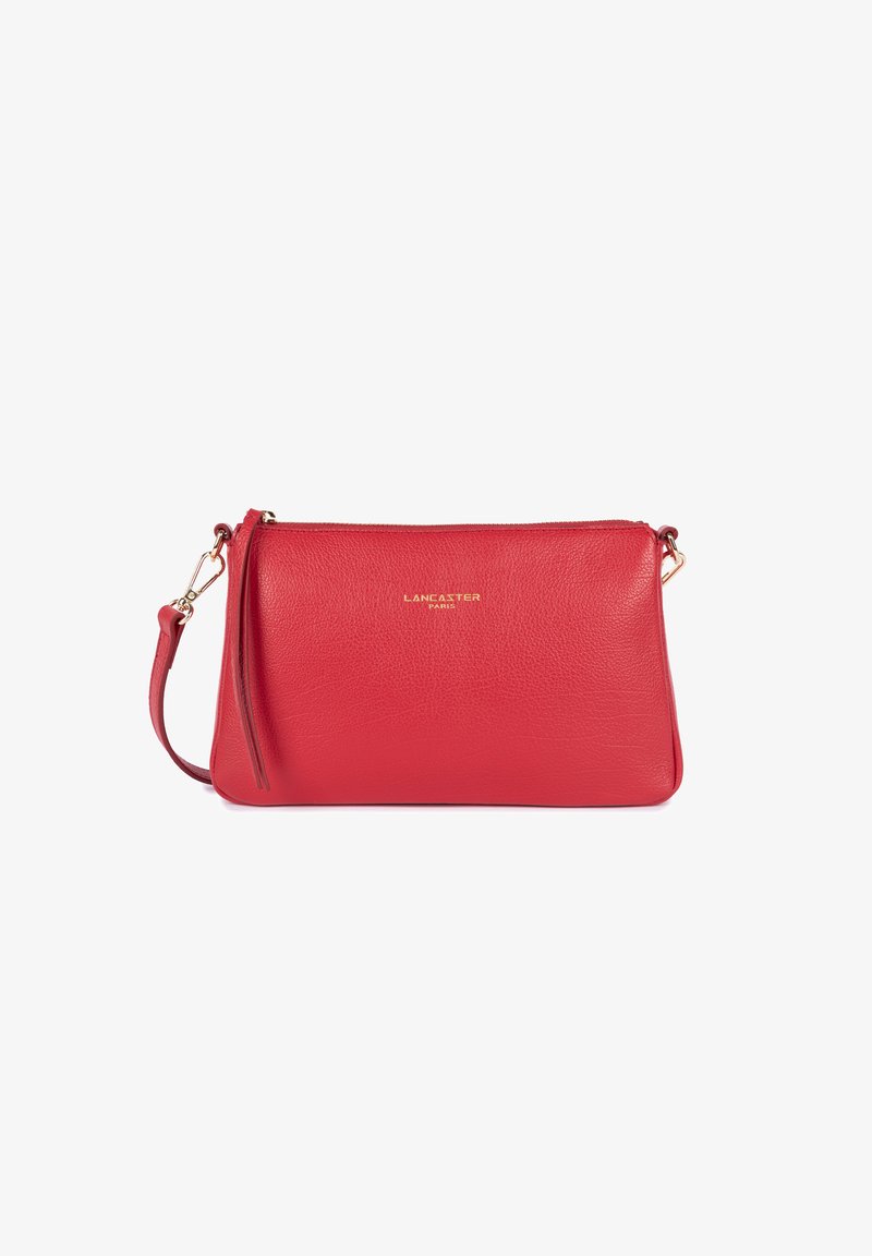 Borsa crossbody in pelle rossa con texture liscia, chiusura con zip e dettagli in hardware dorato. Dotata di tracolla staccabile e logo impresso.