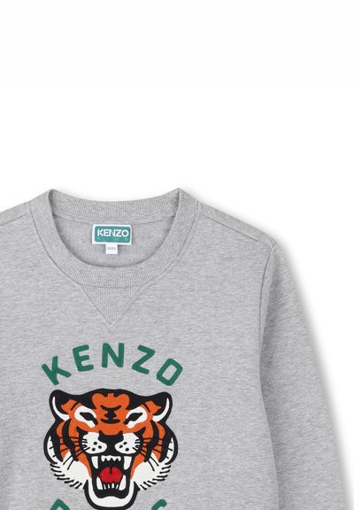 Szary sweter z okrągłym dekoltem, ozdobiony dużym haftowanym wzorem tygrysa w kolorach pomarańczowym, czarnym i białym oraz napisem "KENZO" w kolorze zielonym.