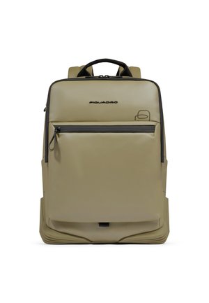 Zaino rettangolare beige con tasca frontale con cerniera, logo del marchio nero, manico superiore imbottito e base strutturata su sfondo bianco.