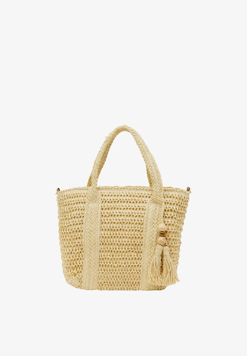 Woven straw tote bag w kolorze jasnego beżu z dwoma solidnymi uchwytami, dekoracyjną frędzelką i naturalnym drewnianym akcentem. Otwarte wykończenie dla łatwego dostępu.