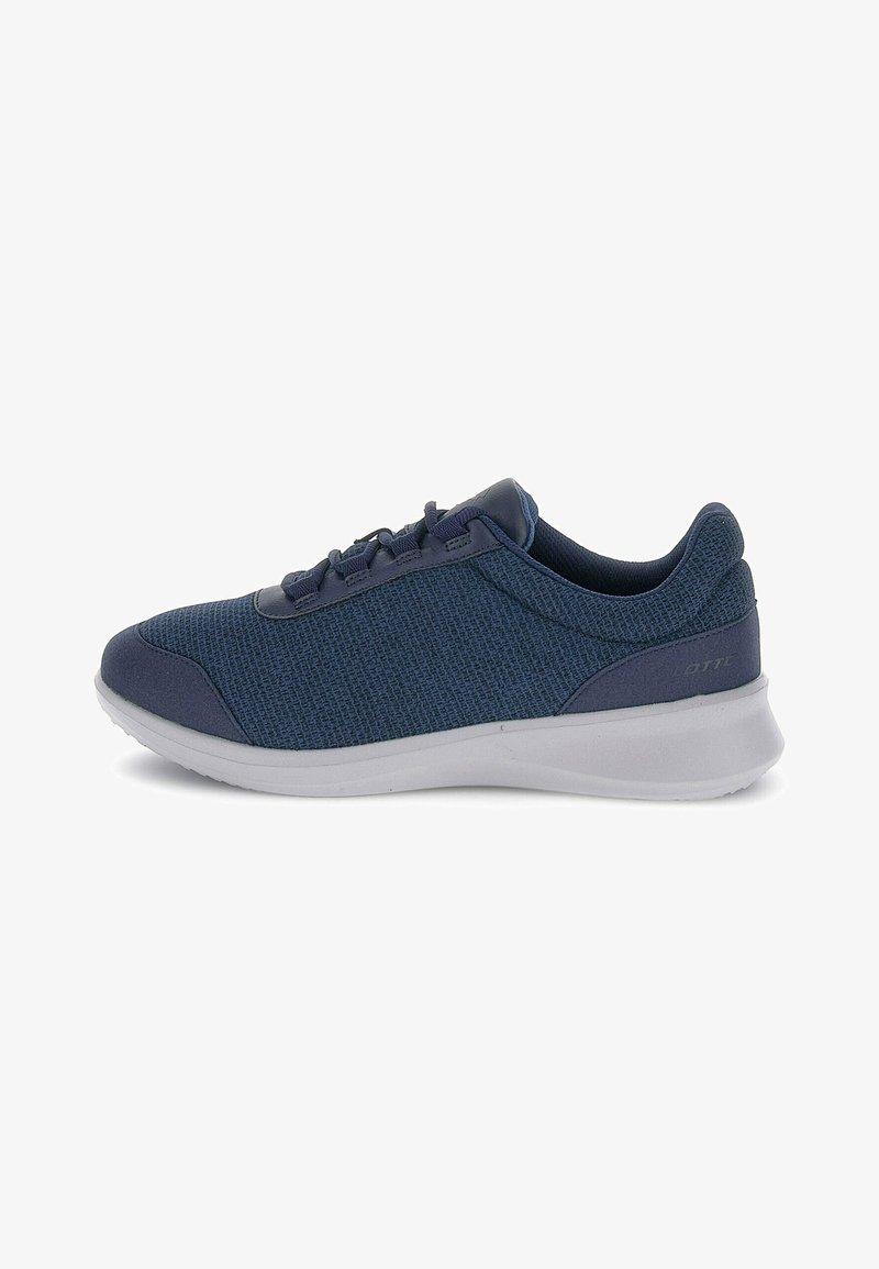 Pantofi sport navy cu un superior din tricot texturat, accente netede, design cu șireturi și o talpă din cauciuc alb. Vârf rotunjit și guler căptușit.