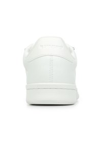 Baskets blanches en cuir avec un bout rond, une texture lisse, un design minimaliste et un petit logo sur le talon, présentant une semelle contrastante.