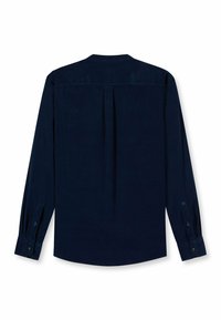 Navyblaue Langarmshirt mit geknöpften Manschetten, Rückenpasse und zentraler eingesetzter Falte, flach ausgelegt mit der Rückseite nach oben.