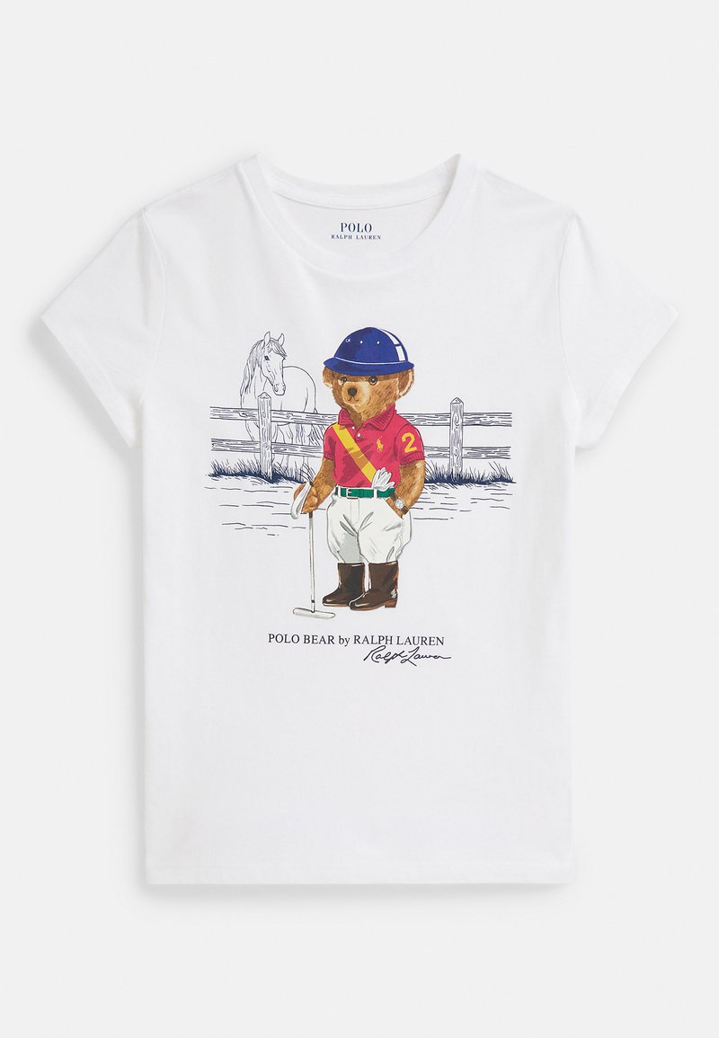 Camiseta branca com um urso vestido com roupa de pólo segurando um malho, com um cavalo e uma vedação ao fundo e o texto "Polo Bear" abaixo.