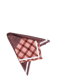 Deux nappes à carreaux : une en vichy bordeaux et blanc, et l'autre en plaid hexagonal orange et marron avec une bordure blanche.