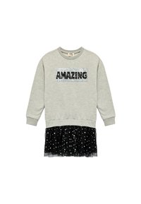 Grå sweatshirt med en paljettöverlagd text "AMAZING" och en svart tylskjol med spridda silverstjärnor. Avslappnad lagerdesign.