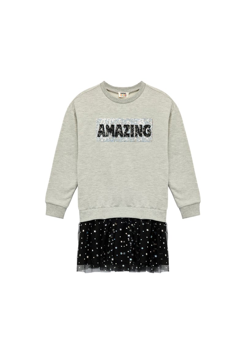 Grå sweatshirt med en paljettöverlagd text "AMAZING" och en svart tylskjol med spridda silverstjärnor. Avslappnad lagerdesign.