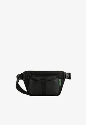 Bolsa de cintura negra hecha de un tejido duradero con una textura suave. Cuenta con un compartimento principal con cremallera, un bolsillo frontal, una correa ajustable con hebilla y una etiqueta con el logo.