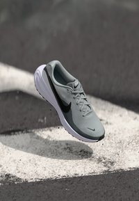 Nike Performance - REVOLUTION 8 - Obuwie do biegania treningowe Miniatura obrazu 1