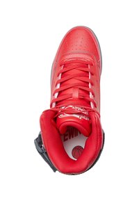 Baskets montantes rouges avec cuir perforé, lacets plats, col rembourré et accents noirs. Dotées d'une semelle intérieure avec un logo de basketball.