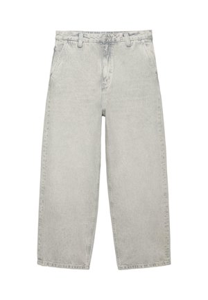 Jeans gris clair à jambes droites avec poches avant, passants pour ceinture et fermeture à bouton sur fond blanc.