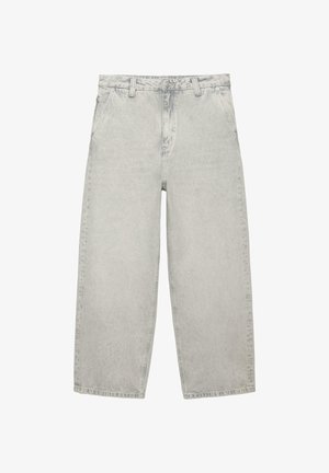 Jasnoszare dżinsy o prostych nogawkach z przednimi kieszeniami, szlufkami na pasek i zapięciem na guzik na białym tle.