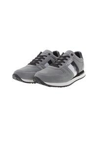 Un paio di sneaker grigie U.S. Polo Assn. con lacci neri, strisce laterali bianche e nere e suole nere texturizzate su sfondo bianco.