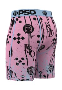 Różowe bokserki z czarnymi plamkami i wzorami graficznymi, z niebieskim pasem w talii oznaczonym napisem "PSD". Materiał wydaje się gładki i elastyczny.