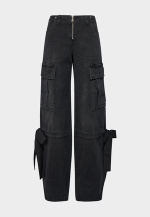 Melnas denima cargo bikses ar platiem kājām, pogu un rāvējslēdzēja aizdari, piecām kabatām, sānu saitēm un teksturētu audumu.