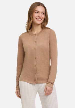 Beige lange mouwen cardigan met een ronde hals en knoopsluiting aan de voorkant. Zachte textuur met geribde manchetten, gecombineerd met lichte textuurbroek.