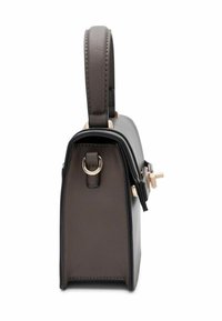 Grijze leren handtas met een gestructureerde vorm, omklapbare flap, gouden hardware en een bovenhandvat. Slechte textuur met minimalistische ontwerpdetails.