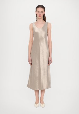 Satinbeiges ärmelloses Kleid mit Rundhalsausschnitt, das bis zur Mitte der Wade fällt. Es hat eine glatte Textur und einen dezenten Glanz. Minimalistisches Design.
