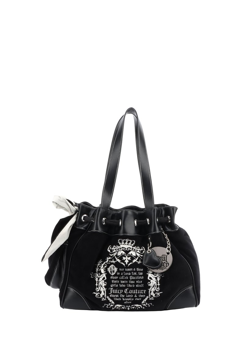 Zwarte tote bag met faux suede en leren accenten, voorzien van witte decoratieve tekst, zilverkleurige hardware en een strikdetail aan één zijde.