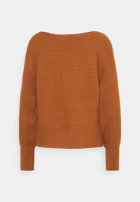 Pull à manches longues en maille côtelée orange brûlé avec un large décolleté et des poignets ajustés sur fond blanc.