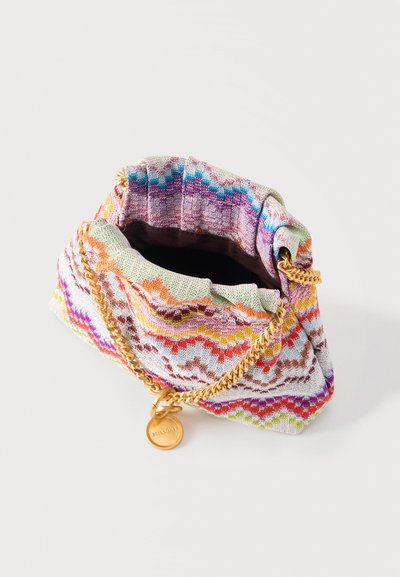 Petit sac à main en tissu avec motif zigzag coloré, bandoulière en chaîne dorée, et étiquette ronde en or gravée "MISSONI", vue de dessus ouverte.