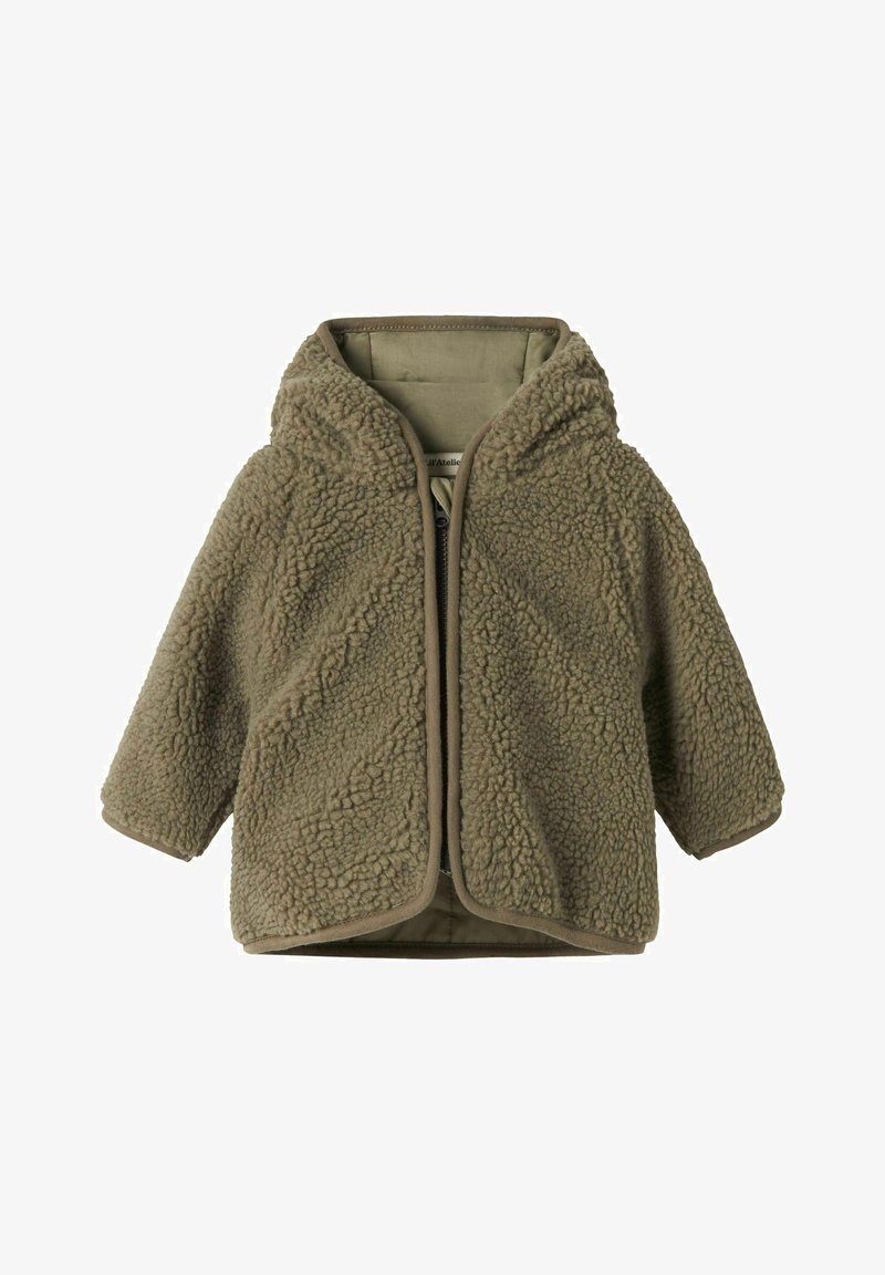Chaqueta de forro polar verde oliva con capucha, que presenta un exterior texturizado, cierre con cremallera y un ribete beige a contraste en los bordes.