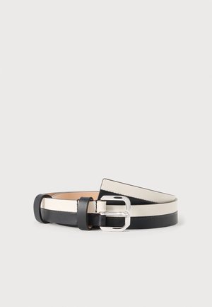 Ceinture en cuir noir et blanc enroulée avec une boucle carrée en métal argenté sur un fond blanc.
