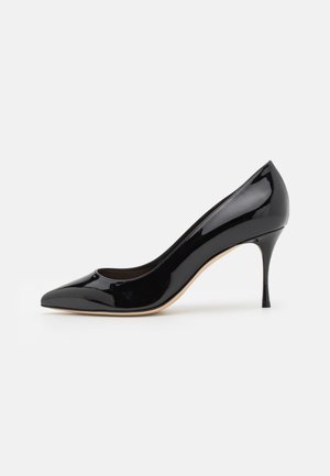 Črne lakirane čevlje z usnjenim konico in vitkim stiletto peto. Gladka površina in minimalistična zasnova.